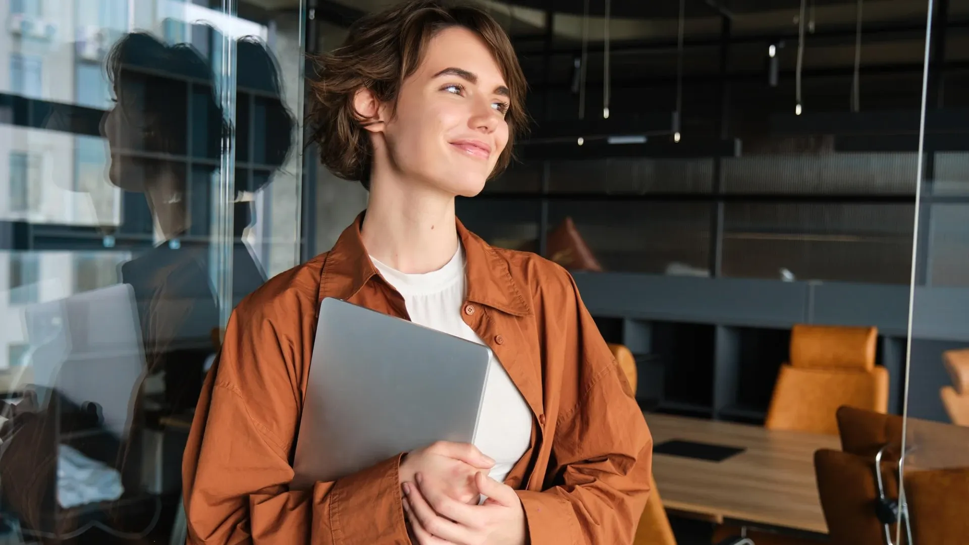 Équipe industrielle utilisant des interfaces ERP sur tablette