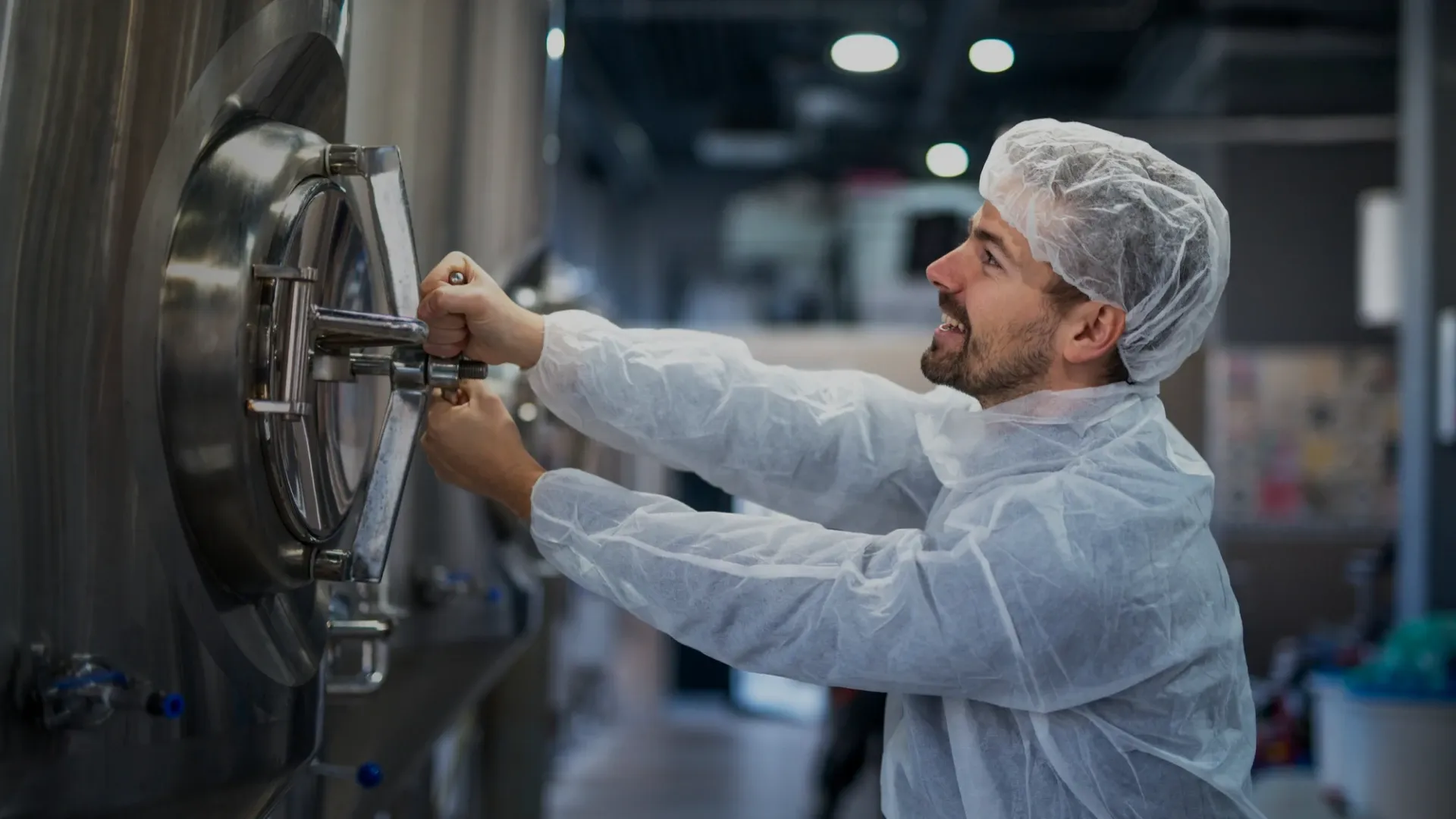 Opérateurs surveillant la production avec tableaux de contrôle
